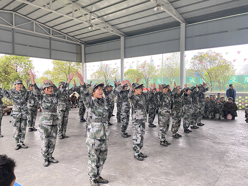改变叛逆青少年的全封闭军事化管理学校