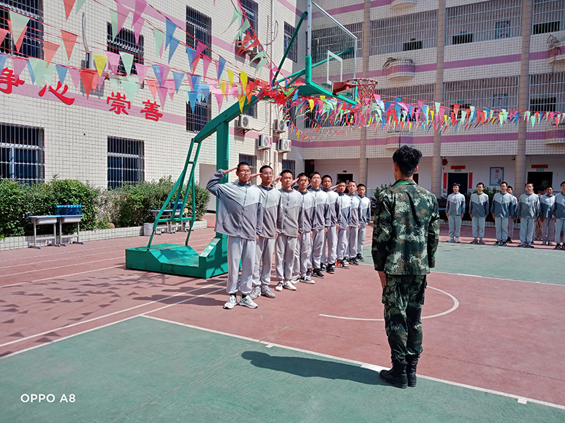 孩子叛逆不听话逃课早恋的全封闭学校