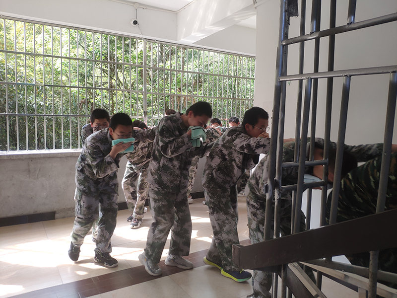 自闭少年厌学逃课叛逆励志学校