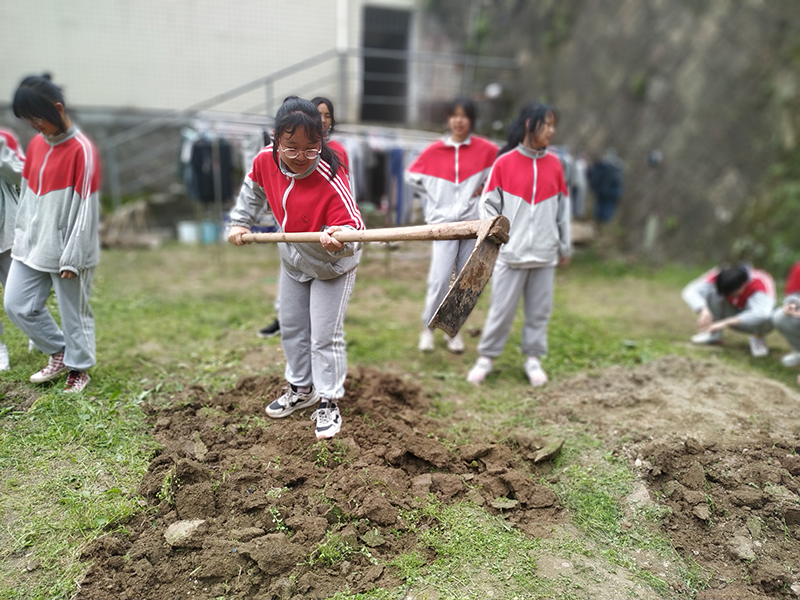 自闭少年厌学逃课叛逆励志学校