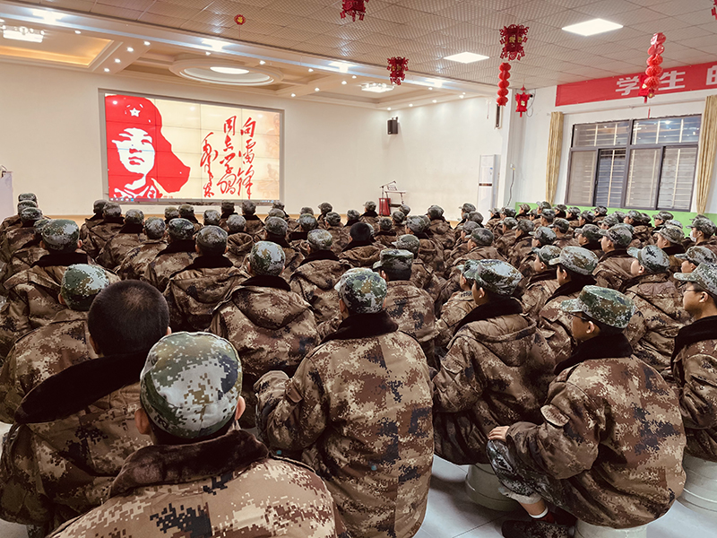 改变叛逆青少年的全封闭军事化管理学校