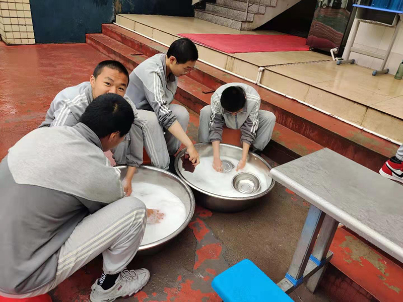 全封闭叛逆小孩训练营